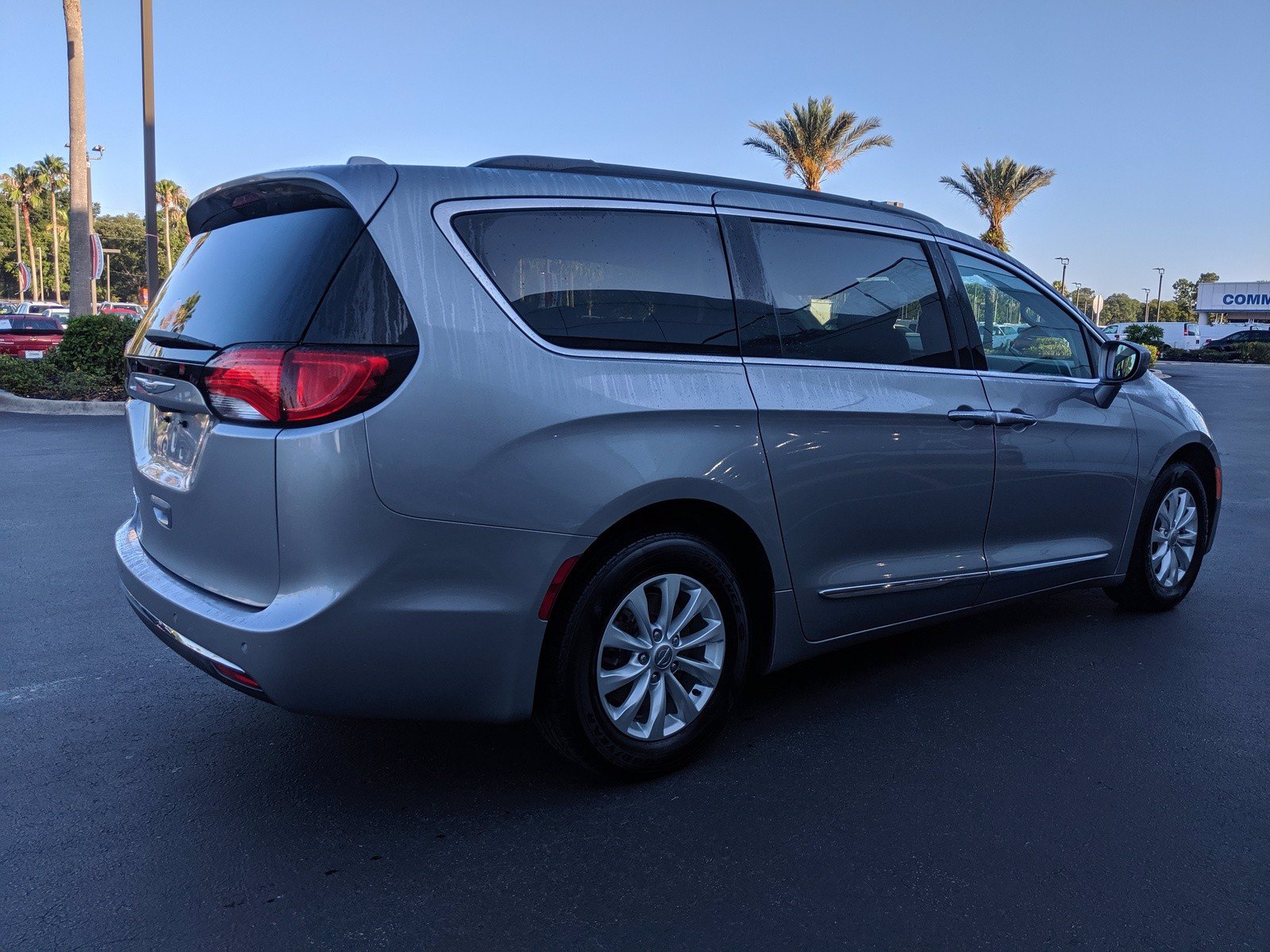 Chrysler pacifica touring l